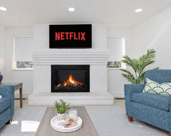 Fin's Inn & Suites - Myrtle Beach - Living room