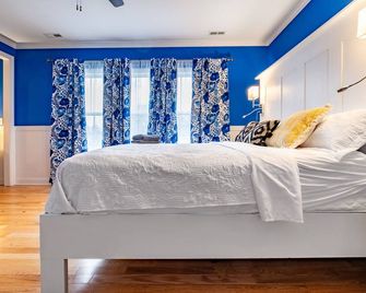 Spacious Home in Five Points | Close to Downtown by RedAwning - راليغ - غرفة نوم