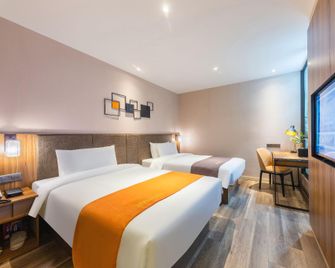 Home Inn Plus Guangzhou Shangxiajiu Pedestrian Street Yongqingfang - Guangzhou - Soveværelse
