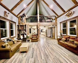 Valley View Lodge w/ Swimming Pond, Waterfalls, and Hot Tub - Lansing - Sala de estar