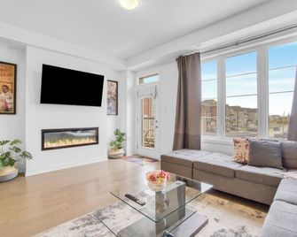3 Bedroom house in Best Neighbourhood: 2024 built, 30 mins from Toronto Downtown - Mississauga - Living room