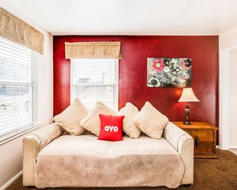 The Kern Lodge - Kernville - Living room