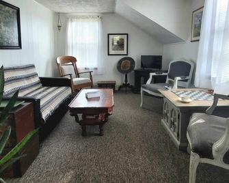 Cozy one bedroom cottage on the edge of town. Close to trails and lakes. - Ebensburg - Living room