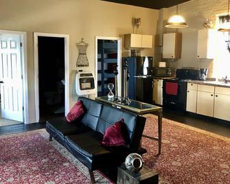 Awesome Downtown Gypsy loft next to popular Venue SW of Lansing. - Charlotte - Kitchen