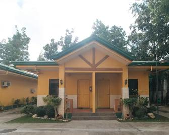 RedDoorz @ Farm Side Hotel Laoag City - Laoag - Building