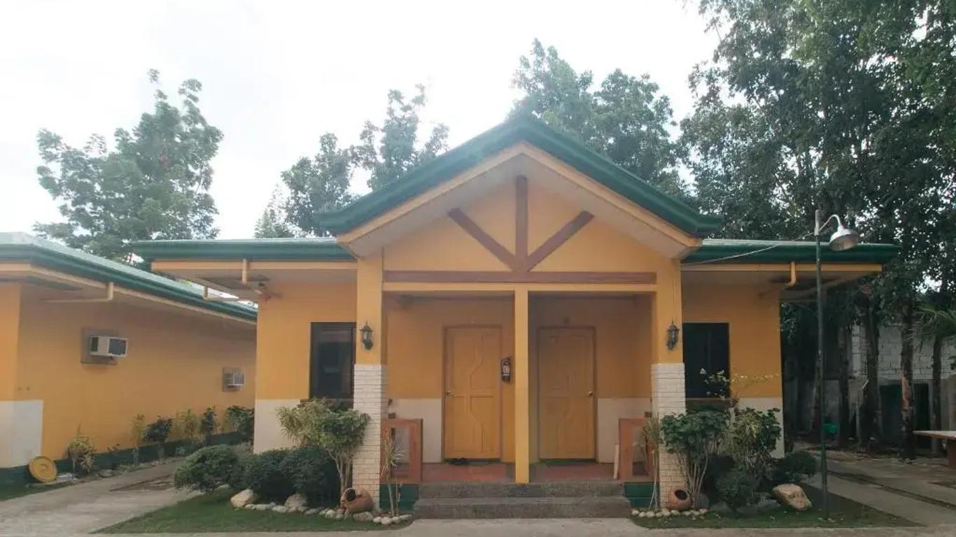 RedDoorz @ Farm Side Hotel Laoag City