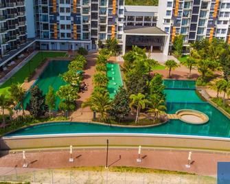 Direct access to white sandy beach of Balok - Balok - Pool