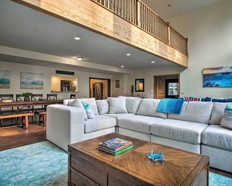 Hot Tub and Game Room Spacious Whitehall Home! - Whitehall - Living room