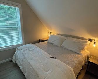 The Retreat - An smazing spa-grade 1BR suite located adjacent to SpaVermont, northern Vermont's most amazing day spa. Only 7 minutes to Jay Peak Resort. With Breakfast Included! - Montgomery Center - Bedroom