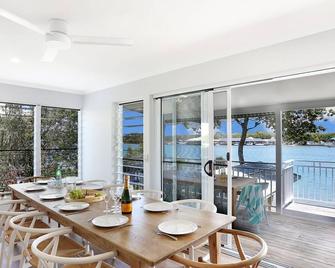 The Shore House - Waterfront Beach House Situated on Noosa North Shore - Noosa North Shore - Dining room