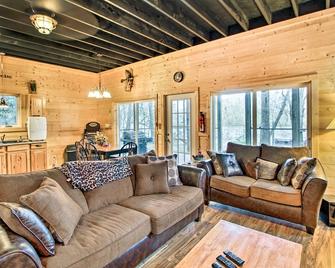 Pet-Friendly Santee River Retreat with Private Dock! - Georgetown - Living room