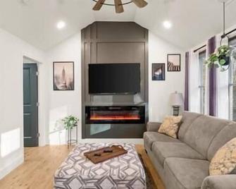 New Decatur Bungalow - Decatur - Living room