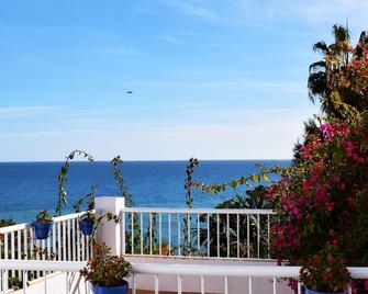 Hostal Tres Soles - נרחה - מרפסת