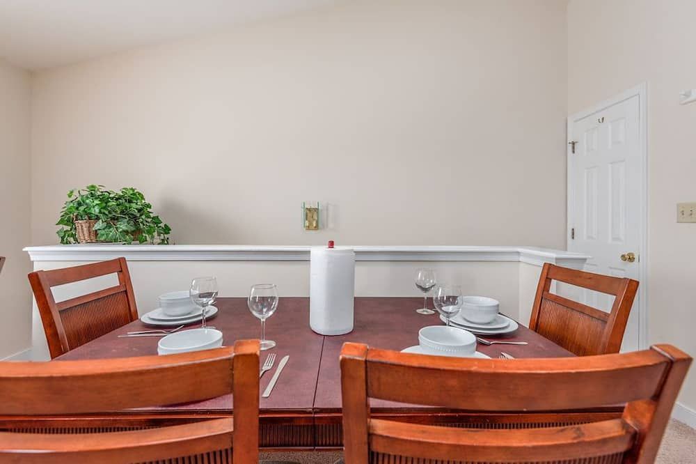 Dining room view of Condo 2 bedroom downtown -in the Heart of Old Town Fredericksburg. sleeps 6