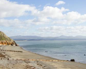Gyda'r Llif - Criccieth - Пляж