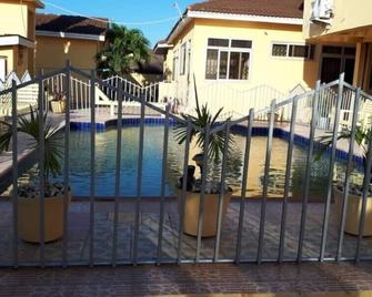 Luxury One bedroom serviced apartment with pool- fully self contained V7 - Acra - Piscina