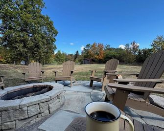 10min to WINDHAM, big yard, views, firepit, trex deck + new Hot Tub, new bathrms - East Durham - Patio