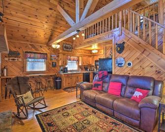Helen Cabin with Deck and Hot Tub Less Than half Mi to Main St - Helen - Sala de estar