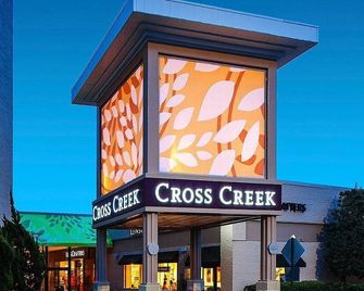 Bright Fayetteville Vacation Home with Fireplace! - Hope Mills - Building