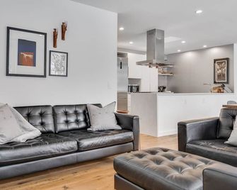 Minnestay Modern Chic - Lake Elmo - Living room