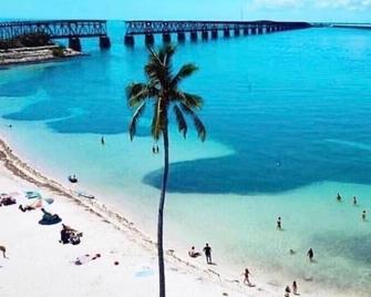 Conch House on a Quiet Canal : Monthly Only - Little Torch Key - Beach