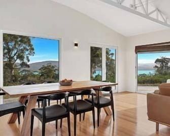 NewHaven, private retreat overlooking Dover Bay - Dover - Comedor