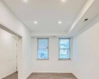 Charming 3-bedroom townhome with AC, WiFi in marvelous Baltimore - Baltimore - Tiền sảnh