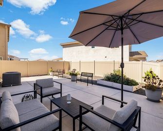 Charming New 3-Bedroom House In Elk Grove With Ac, Wifi, Ev Charging, Roku - Elk Grove - Balkón