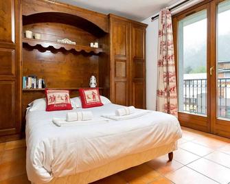 Apartment Kitson - Alpes Travel - Chamonix - Sleeps 6 - شامونيكس-مون-بلان - غرفة نوم
