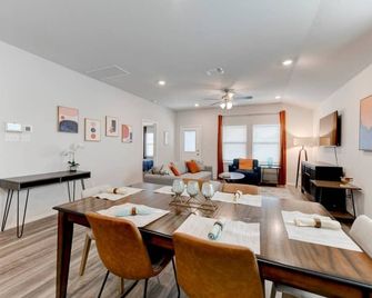 4 Bedrooms in Center of Temple - Temple - Dining room