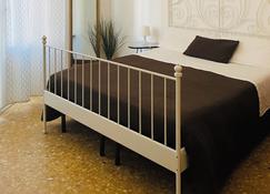 Novella Italy - Florence - Bedroom