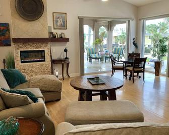 Gorgeous Beachside HomeBest Location Walk to everything - Neptune Beach - Sala de estar