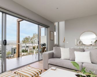 Martha Cove Family Retreat with Pool Access - Praia Safety - Sala de estar