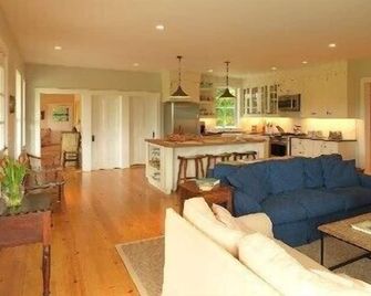 Quintessential Vermont Farmhouse With Hot Tub, Fabulous Location & Views - Stowe - Ruang tamu