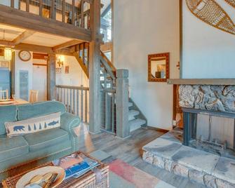 1 Mi to Stagecoach Lift! Homey Tahoe Townhome - Stateline - Living room