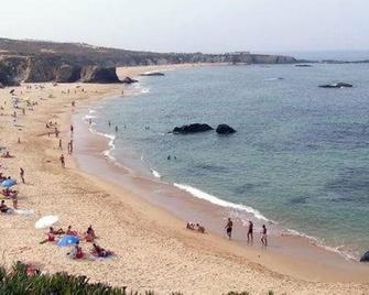 House and garden in a quiet village on the Costa Vicentina; 2 km from the sea. - Longueira - Beach