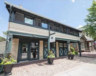 Historic Downtown- King Bed-St Johns Acad-Shopping - Delafield - Building