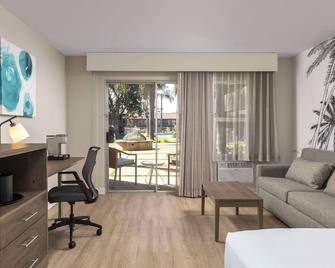 Best Western Plus Pepper Tree Inn - Santa Barbara - Living room