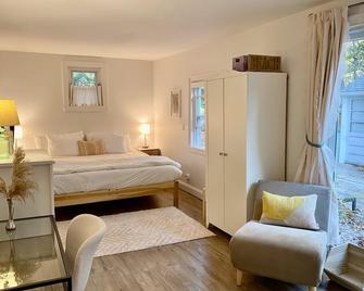 Mattituck Beach Cottage ~ walk 500 feet to private sandy Bay Beach - Mattituck - חדר שינה