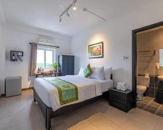 Charming Riverside Hotel - Hue - Bedroom