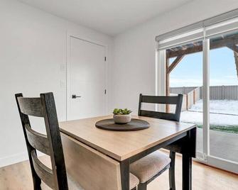 Stunning Private Suite | Full Kitchen | Free Wifi - Grande Prairie - Dining room