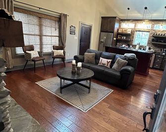 The Retreat at Eagles Landing. Cozy cabin in a beautiful and gated neighborhood, - Glasgow - Living room