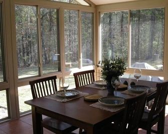 Dupont, Waterfall, Wifi, Fenced Yard, Pets Ok, 40 Acres - Cedar Mountain - Dining room