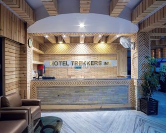 Trekkers Inn Boutique Hotel Pokhara - Pokhara - Front desk