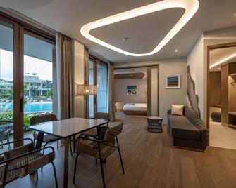 Metadee Resort and Villas (SHA Plus+) - Karon - Living room