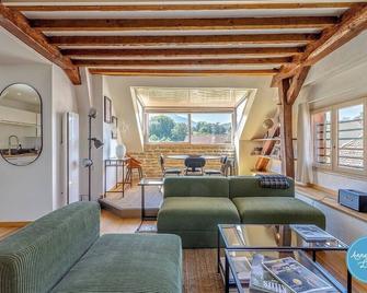 This apartment is a 3 bedroom(s), 1 bathrooms, located in Menthon-Saint-Bernard, Haute-Savoie. - Menthon-Saint-Bernard - Living room