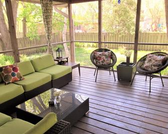 Madison Arboretum Mid-Century Ranch Screen Porch, Fireplace - Madison - Lounge