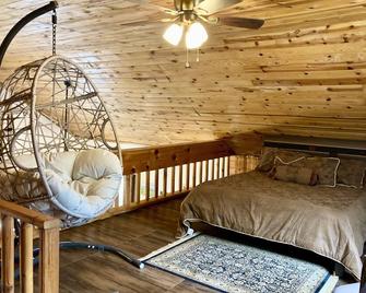 Roan Vista Cottage: Hiker's Paradise. Minutes From Roan Mountain State Park. - Roan Mountain - Bedroom