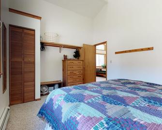 Cozy cabin w/ shared natural hot spring hot tub - nature preserve across river - Redstone - Habitación
