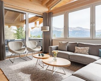 Beautiful luxurious panoramic lodge with sauna - Turracherhöhe - Wohnzimmer